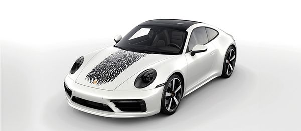 Foto: Porsche Exclusive Manufaktur - REA JET DOD 2.0 Schreibkopf bedruckt im Direkt-Printing-Verfahren eine Motorhaube mit Fingerabdruck.