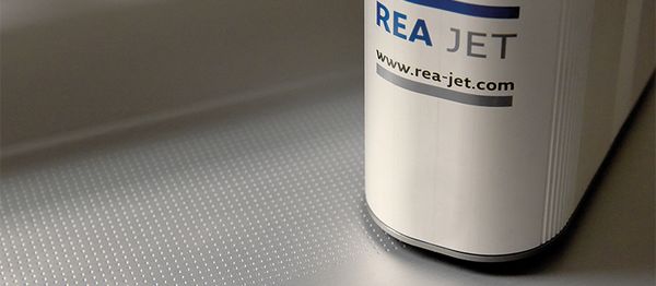 Eine innovative Anwendung des REA JET DOD für die Metallbearbeitung: Mit der Lube-Technologie bringt er ölfreie Schmierstoffe nebelfrei und präzise dort auf, wo sie gebraucht werden. 